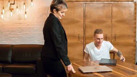 TUTOR4K. Akıllı kız ateşli seks içine sıkı olgun öğretmen cezbetmek için bir yol bulur