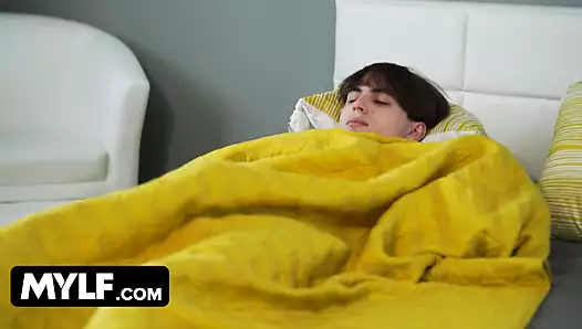 büyük memeli milf - azgın Üvey anne deneyimsiz üvey oğlunu baştan çıkarır ve sert seksi