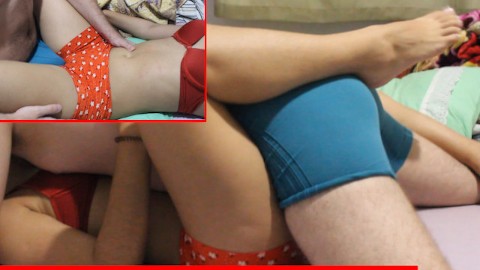 Misyoner pozisyonunda kuru çabalayan ve bacaklarını yaymak, pantolon içinde geliyor.