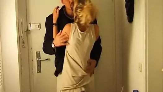 Bakımlı ve dolgun kalçalı alman komşusunun gönlünü yapıyor