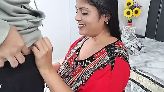 onu sikişiyorum ve yüzüne vuruyorum, penisimi yemeyi seviyor!