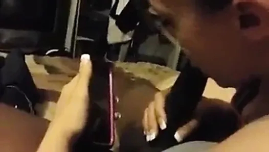 erkek arkadaşıyla konuşurken kız arkadaşını aldatıyor