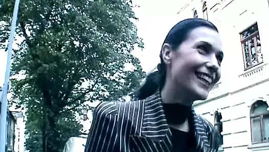 çarpıcı görünümlü bir Alman bayan, amını bir dildo ile ıslatıyor