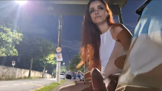 otobüs durağında şüpheli bir fıstığın yanında mastürbasyon yapmak