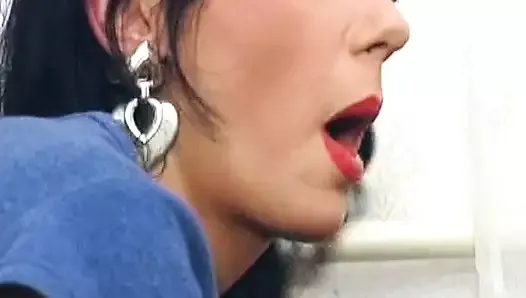 egzotik Alman bayan seksi çoraplarında vahşi bir kaşar gibi sikişiyor