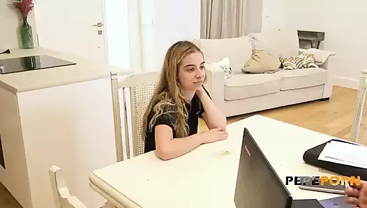 sarışın gergin kolej yavru bir porno oyuncu seçimi deniyor: ırina 18 yaşında ve çok gergin!