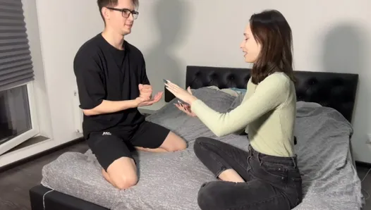 oyunu kazanmak için bir ödül olarak onun sert penisini emiyor