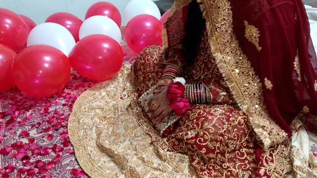 ilk gece her zaman özeldir - yaramaz konuşmalı yeni Hintli çift.