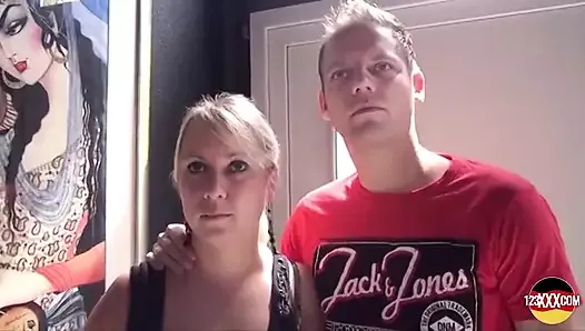 Sarışın bir Alman bebek O kadar çok boşalmak istiyor ki