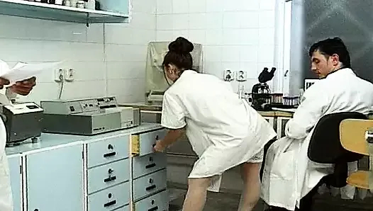 Çekici Fransız hemşireler hastanede birkaç adam tarafından becerildi