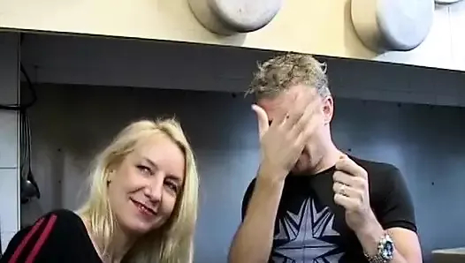 Olgun Fransız sarışın restoranın mutfağında iki adam tarafından sikildi