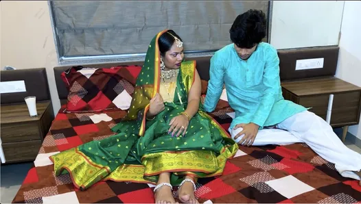 Karısı kocası için düğün gecesisi için giyinmiş