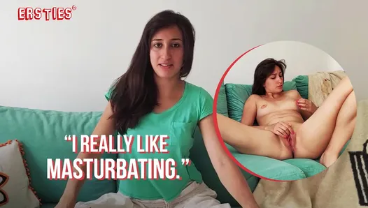 Ersties - Esmer Güzeli Carol O muhteşem Klitorisiyle Oynuyor