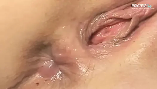 Garajda ateşli götten sikişiyor