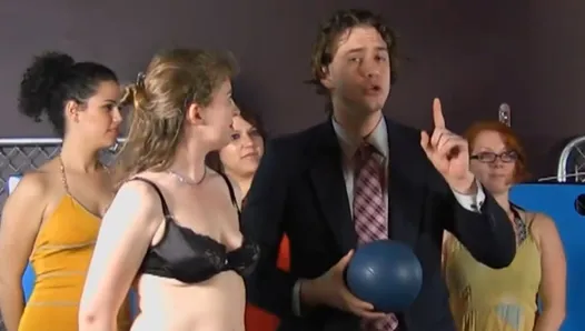 Bir striptiz oyunu şovu zaten kaybedenleri açığa çıkardı