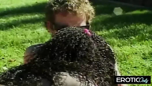 Kaba  ve fazlası için yalvarırken ganimet alkışlar