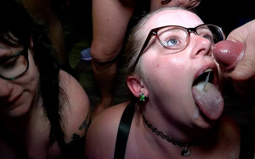 yaramaz Fahişelerle dolu bir oda