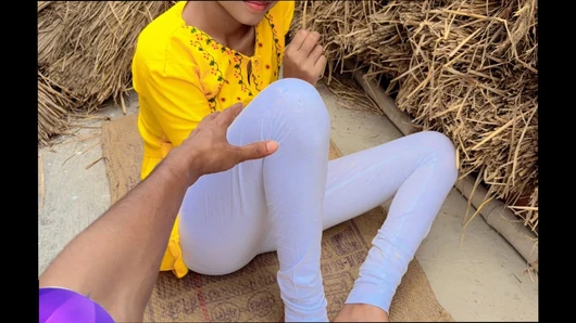 Desi yerel köy kızı sıkı amcık açık sikişiyor xxx video