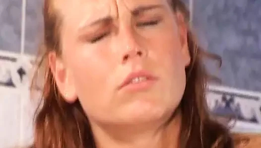 Güzel Alman kızıl saçlı MİLF mutfakta asssikildi