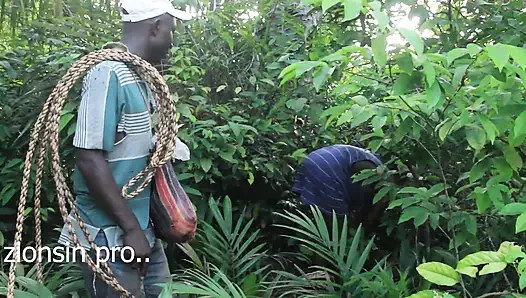 Şanslı Sevgililerçi Bu iki sikişi Sevgililerliğinde Yakaladı ve Tazminat için Siyah Kızı Da Sikmeye Karar Verdi