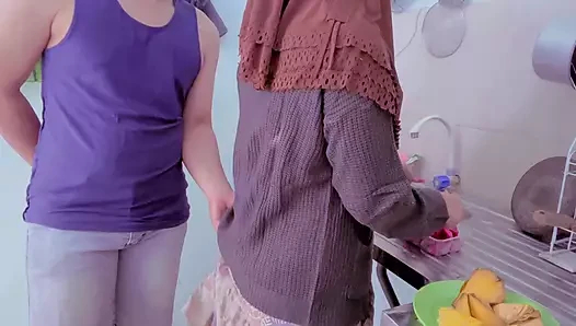 Yemek Yemek İçin Girdiği Mutfakta Yarrağı Yiyor