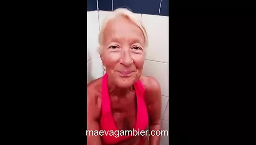 HALKA AÇIK HAVUZDA, HEPSİNİ YUTMADAN ÖNCE SOYUNMA ODASINDA UZUN SÜRE EĞİLMİŞ BİR ABONEYİ EMİYORUM