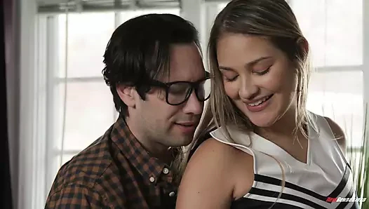 Amigo Kız, Seçmeleri Geçmek İçin Bacaklarını Açıyor