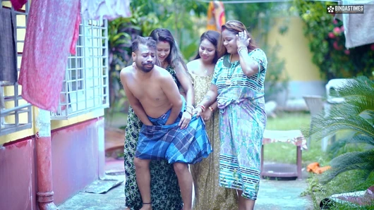 Kocası evde değilken Hintli bir Dudhwala Tarafından sikildi üç Azgın Yenge (Tam Hintçe Film )