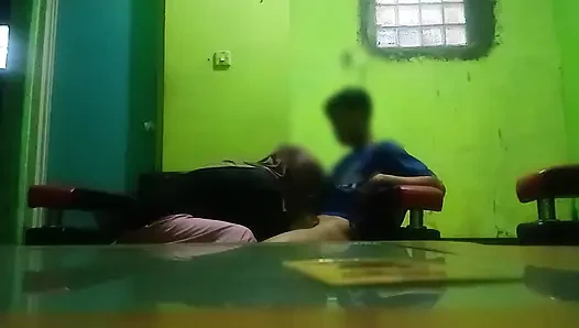 Oturma odasında kuzenimin amını becerdiğimde neredeyse öğreniyordum