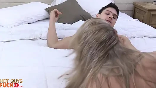 18 yaşındaki bakir genç olgun ve azgın bir çitaya bekaeretini kaybediyor