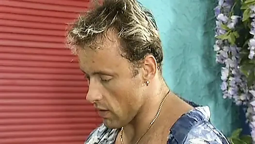 Çorap güzel Alman sarışın altın duş ve ateşli sikiş sahiptir