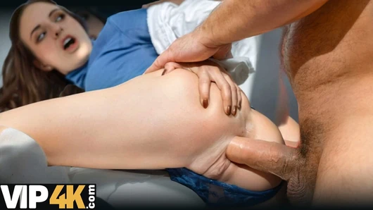 DADDY4K. Esmer hemşire doktor ofisinde babasıyla aldatıyor