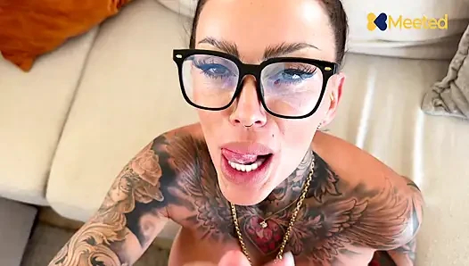 Kada Love emlakçı olarak tam kadro çalışıyor