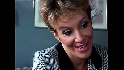 Komşunun Kızı Genç Bir Kediye Aç Lezbiyen Bir Olgunun Evindeydi!