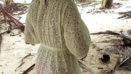 Genç çift, güzel plajdaki tatilleri sırasında tüm kötü şeyleri filme almayı seviyor