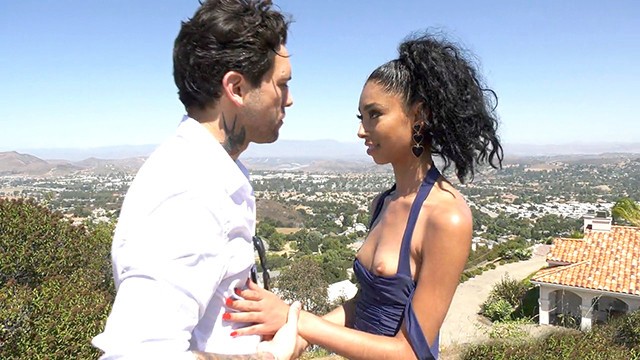 Bir yabancı, zayıf esmer Jada bebeği alıp onunla ilişkiye giriyor.