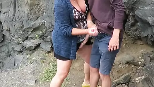 Genç Zengin Adam Dışarıda Koca Memeli Hatunu Para Karşılığı Sikiyor