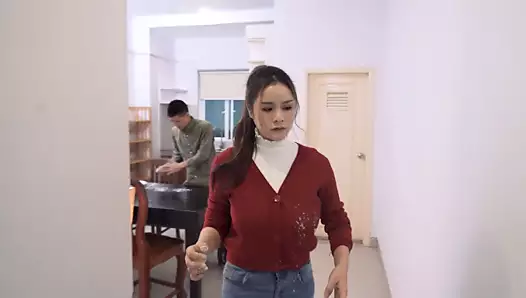 Köfte Yapan İş Arkadaşının İri Göğüsleri onu Azdırıyor