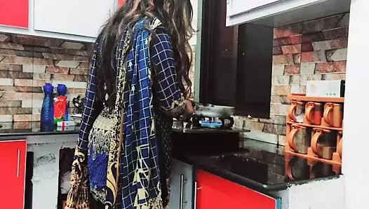 cuckold kocası tarafından mutfakta ev yapımı karısı asssikildi