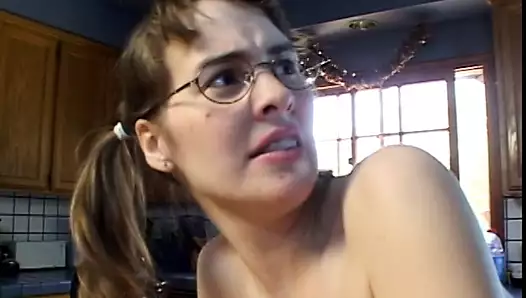 ateşli esmer ergen sikiliyor sonra gözlüklerine bir yük 