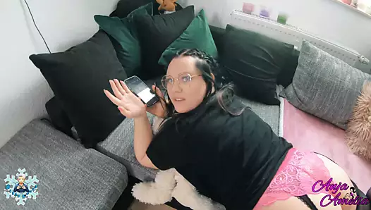 Tombul Güzellik Telefonda Konuşurken Arkadaşına Çaktırıyor