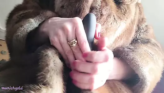 Ateşli  Ve Azgın Anne Size Mutlu Bir Sevgililer Günü Dileyerek Sopasıyla Amcığına Masaj Yapıyor