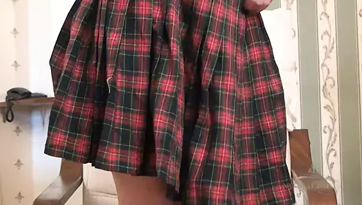 sevimli ve seksi yavru janata, klitorisiyle orgazm oynarken güzel vücudunu göstermek için kıyafetlerinden soyunuyor