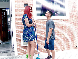 Arkadaşımın Dul Annesi Evde Yalnızken Beni İçeri Davet Ediyor