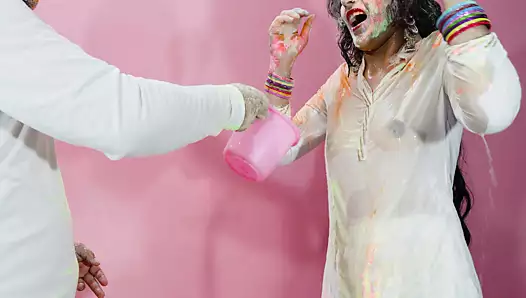 holi özel: arkadaşlarıyla holi oynamak isterken kardeşim sikildi priya sert anal