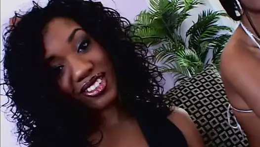 2 siyah yavru 1. beyaz penisini bir araya getiriyor