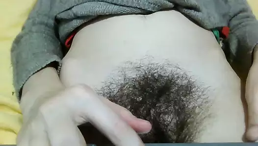 tüylü amcık bir yana, kız onu etkilemek için saçlarını erkek arkadaşına gösteriyor.