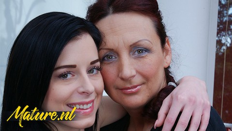 Büyük Memeli Üvey Anne, Üvey Kızının Onun amcığı ile Oynamasına İzin Veriyor 