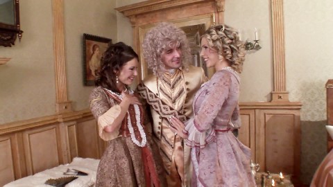 Asil Kızlar Yakışıklı Kazanova İçin Duble Sürpriz Hazırlıyor