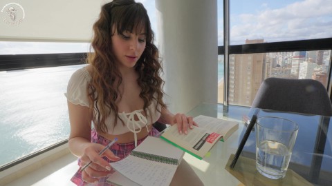 Üniversiteli kız sınıf arkadaşını ingilizce ve diğer konularda pratik yapmak için çağrıyor